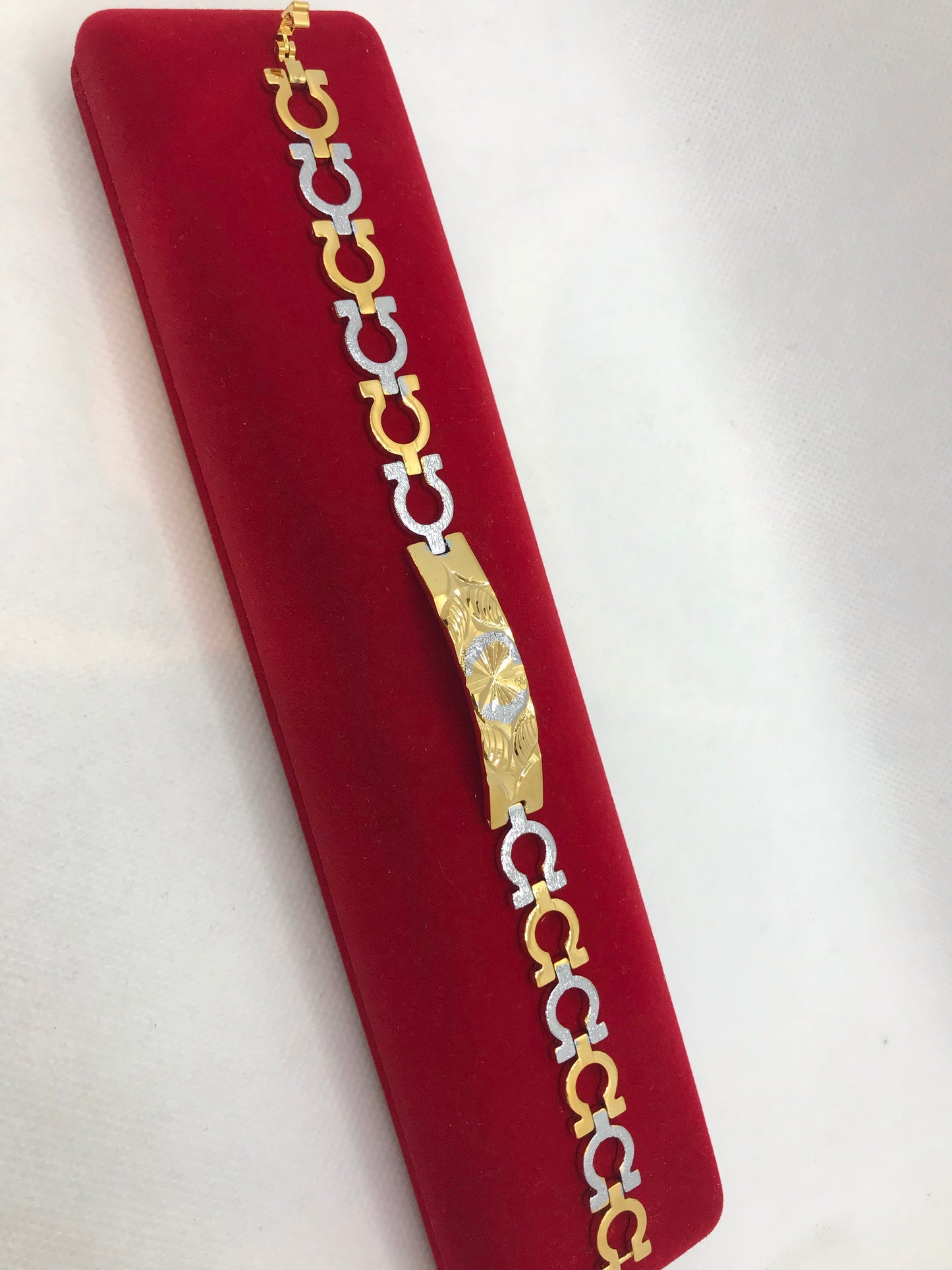 Bracelet unisexe en acier inoxydable.