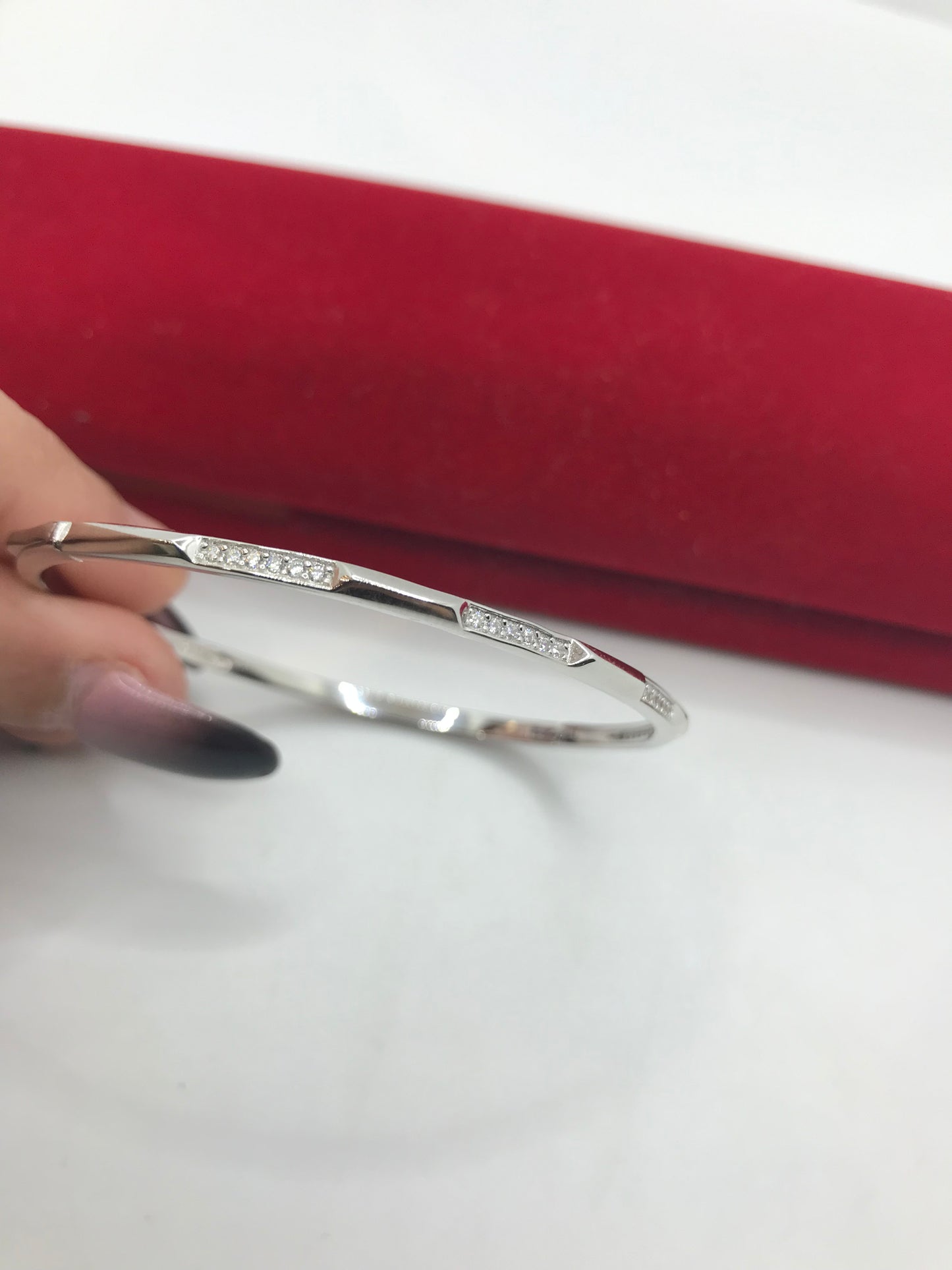 ਅਸਲੀ ਚਾਂਦੀ ਦੀ CZ ਪੱਥਰ ਦੀ ਚੂੜੀ