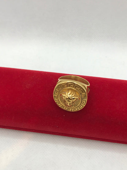 ਸੋਨੇ ਦੀ ਪਲੇਟਿਡ ਵਰਸੇਸ ਡਿਜ਼ਾਈਨ ਦੀ ਅੰਗੂਠੀ