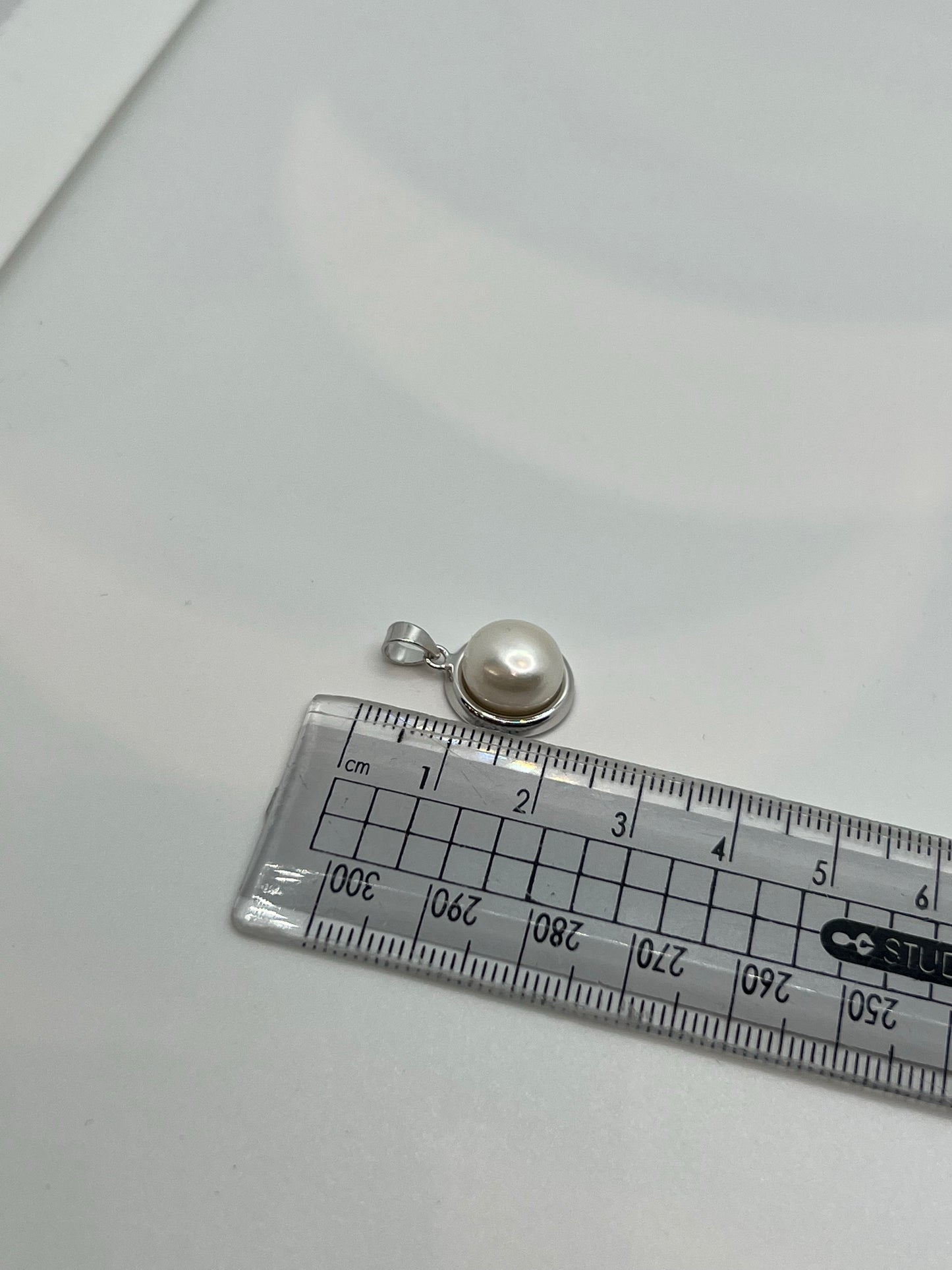 ਅਸਲੀ ਚਾਂਦੀ ਦੇ ਤਾਜ਼ੇ ਪਾਣੀ ਦੇ ਮੋਤੀ ਦਾ ਲਟਕਿਆ ਹੋਇਆ ਰੰਗ