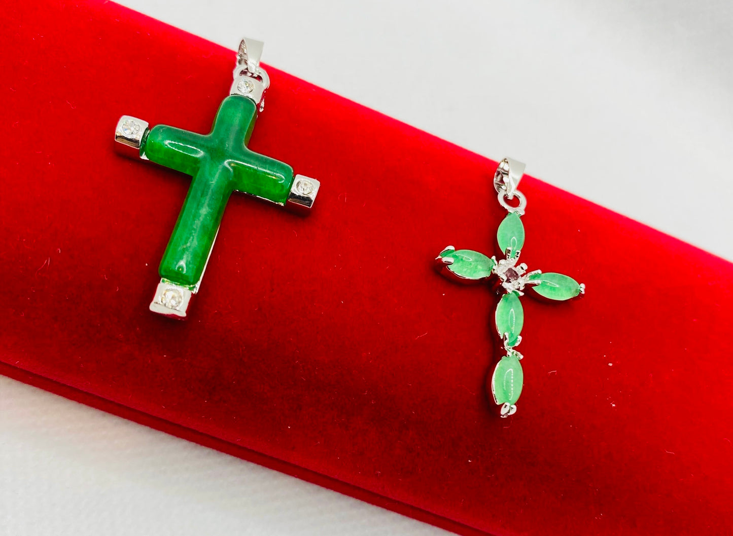 Pendentifs en croix de jade véritable